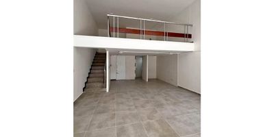 Excelente local en el centro de Medellin, via principal, alto Flujo vehicular y peatonal, local amplio, buena iluminación.

Farith Copete 3014299381

Codigo: No. 8590904
