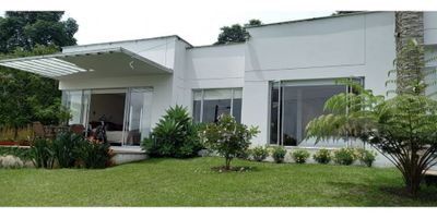 Casa en excelente sector, cuenta con amplios espacios, iluminada, 3 alcobas, la principal con vestier, baño y terraza, calentador, hall de alcobas, sala con salida a la terraza, comedor con salida también a la terraza, comedor auxiliar, cocina integral con gas natural, suelos en madera flotante, zona de ropas, parqueadero cubierto doble, depósito, mplios jardines con árboles frutales; conjunto cerrado, portería, zonas verdes. 
