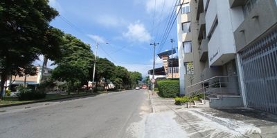 Apartamento en venta, ubicado sobre la Avenida Ferrocarril, Cerca de la Carrera Quinta. En el sector encontramos: Droguerías, Restaurantes, Supermercados, Oficinas, Bancos, Hotel, cómodas vías de acceso. El inmueble se encuentra distribuido: Sala comedor, tres habitaciones con closet, la principal con baño, cocina integral, zona de ropas, calentador, tendedero, baño, parqueadero cubierto. El edificio cuenta con chip de ingreso. El valor de la administración $339.000