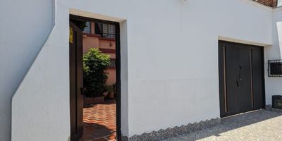 Sector de Alta valorización por estar en el corazón del sur de Cali , excelentes vías de acceso  como la autopista sur, la Avenida Pasoancho, cerca a clínicas , Centros comerciales , parqueadero interno para dos carros, Antejardín enrejado, patio interno ornamental , patio de ropas con excelentes acabados.
La casa consta de  seis cuartos con la siguiente distribución , en el primer piso  amplio cuarto con  baño y closet,  cuarto del servicio con baño.
Segundo piso,  cuatro alcobas con su respectivo closet, baño de alcobas.