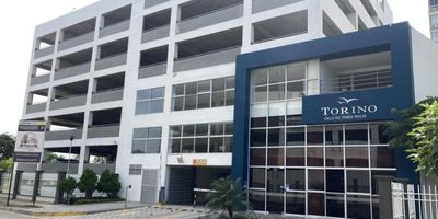 Apartamento ubicado en el norte de la ciudad de ambiente fresco luz natural durante el día. Cuenta con cocina integral con mesón en granito pulido gabinetes superior e inferior, sala comedor, el apartamento está en los primeros  piso de la torres, hall de alcobas, lado sombra, balcón panorámico, las divisiones de los baños son en vidrio templado, parqueadero asignado, área de labores, closet en habitaciones. EL Edificio ofrece 2 piscina amplias, salón social, gimnasio, portería tipo lobee, zona de juegos para los niños, canchas múltiples, amplias zonas verdes. Es cercano al CC Miramar, Buenavista 1y 2, plaza del parque, clínica porto azul, autopista al mar, corredor universitario y supermercado olímpica, ara.