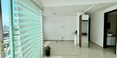 ¡Conoce este bello apartamento con iluminación y ventilación natural!
 
Ubicado en un alto piso, disfrutarás de vistas espectaculares y de una excelente ubicación en San Vicente.
Características del edificio:
- Piscina: Relájate y disfruta de momentos de esparcimiento.
- Terraza: Con vista 360° a la ciudad, perfecta para contemplar el paisaje.
- Salón social: Ideal para tus eventos y reuniones.
- Gimnasio: Completamente equipado para mantenerte en forma.
- Seguridad: Vigilancia privada y circuito cerrado de seguridad las 24 horas, garantizando tu tranquilidad.

Características del apartamento:
- 2 Habitaciones: La principal cuenta con baño privado.
- 1 Baño auxiliar Sala y comedor: Amplios y luminosos,
- Cocina integral: Moderna y funcional, ideal para los amantes de la cocina.
- Estudio: Espacio amplio, perfecto para trabajar desde casa. 
- Balcón: Disfruta de las vistas desde tu propio espacio.
- 2 Parqueaderos privados.