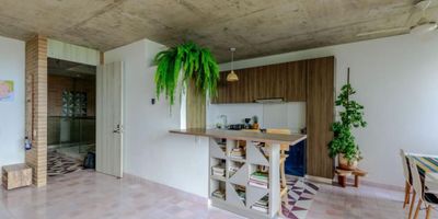 EDIFICIO de pocas unidades, de arquitectura moderna, ubicado en el emblemático barrio El Prado.

Optimiza tu inversión rentando por AIRBNB, el reglamento de propiedad horizontal del edificio  permite a los propietarios rentar en periodos inferiores a un mes.

Apartamento de 85.35 M2, disponible en VENTA, consta de dos alcobas, dos baños, sala, comedor, cocina, área de labores y balcón, un parqueadero en 2do piso, con ingreso por ascensor vehicular.

El edificio cuenta con salón social, zona BBQ, baño turco.