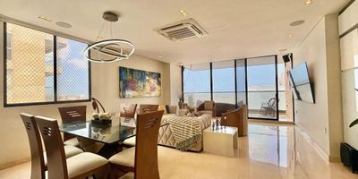 Recorre conmigo este apartamento con un área total de 182 m2 en Alto Prado.

Área privada 154.69 M2 + 27 M2 de terraza que es área común de uso privativo

Tiene un layout moderno, con cocina abierta y la sala comedor integrados y enfrentados a un gran balcón donde provoca quedarse toda la tarde.

La zona privada cuenta con un estar de alcobas y tres cómodas habitaciones, cada una con su baño privado.

El edificio, de solo seis años, cuenta con todas las amenidades que imagines!

Piscina, jacuzzi, sauna, turco, BBQ, gimnasio, salón social, juegos para niños, terraza social, teatrino, planta eléctrica de suplencia total, vigilancia privada.

Vives como tu quieres!