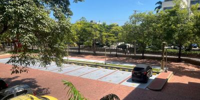 Te presentamos la oportunidad de ubicar tu negocio, marca o emprendimiento en la zona norte de Barranquilla, en un centro de oficinas con vigilancia, espacios amplios, iluminados, ventilados y con zonas verdes, estas oficinas están acondicionadas con divisiones, baños, cuarto de aire acondicionado, espacios amplios para modificar según la necesidad, también cuentan con máquina de aire central, o puntos para instalar minisplits, instalaciones eléctricas para puesto de trabajo, ven y conócelas.