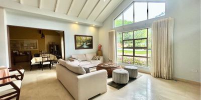 Casa de conjunto de dos niveles ubicada en Villa Campestre, recién remodelada con un área de 240 M2, construida sobre un lote de 500 M2. 

Distribuidas en: 
Sala, comedor, cocina abierta, estudio, baño social, cuarto y baño de servicio, cuatro alcobas, dos de ellas con su baño interno, las otras dos comparten baño, pisos en mármol.

Garaje para dos vehículos. 

El conjunto no tiene ninguna restricción para las remodelaciones y son sólo 8 casas. 

Este puede ser el lugar donde se entretejan los recuerdos más tiernos de tu familia.