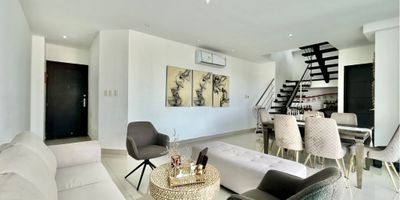 Un dúplex en Altos de Riomar que se abre hacia la ciudad con vistas que acompañan cada atardecer.
En la primera planta, la vida fluye entre la sala, el comedor y un balcón que conecta con la luz. La cocina amplia se complementa con alcoba y baño de servicio.
En el segundo nivel, la intimidad: habitación principal con vestier y baño privado, dos habitaciones que comparten un baño familiar y un family room que también se abre a un balcón.

Dos parqueaderos independientes.
El edificio —dos torres de 12 pisos, 2 aptos por planta y seis unidades en el ultimo piso— ofrece un ascensor por torre, salón social, gimnasio, piscina y parque infantil, además de planta eléctrica parcial y doble acceso. Una ubicación estratégica en Altos de Riomar lo conecta con parques, centros comerciales, restaurantes y servicios esenciales.

El apartamento cuenta con leasing habitacional.