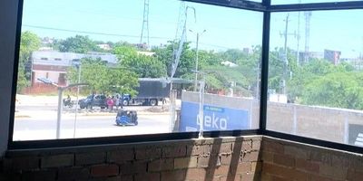 ¿Estás listo para llevar tu emprendimiento al siguiente nivel? Tenemos el espacio perfecto para ti dentro del centro comercial Plaza Macondo II. Con tráfico de clientes, y una ubicación comercial, tu negocio destacará como nunca antes. EN ARRIENDO LOCAL EN SEGUNDO PISO, de 900M2 con cubierta del techo en sistema metaldeck, piso en concreto