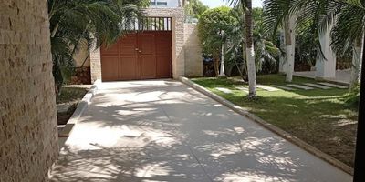 VENTA DE CASA DE PLAYA EN SANTA VERONICA.

Disfruta momentos de esparcimiento en una hermosa casa de playa ubicada dentro del condominio de Playa Mendoza. 

Se encuentra ubicada a solo 200 metros de una de las playas más lindas del Atlántico, Playa Tubará.

La casa está construida dentro de un lote de 1410 m2 y tiene un área construida de 253 m2, además una gran piscina, dos confortables y frescas terrazas que te invitan a disfrutar los más hermosos momentos de esparcimiento.

La casa tiene sala, comedor, estudio, tres habitaciones, con baño, un amplio balcón tanto en la habitación principal como en las dos otras alcobas.

Fachada en pintura. 
Piscina.
jacuzzi. 
Patio.
Bbq.
Balcón. 
Baño social. 
Dos parqueaderos. 
Pisos en Porcelanato.