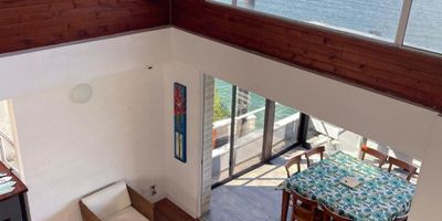 Un lugar para perderse en la magia de la naturaleza.   Todo el confort para disfrutar de los mejores paisajes. Apartamento de dos niveles ubicado en condominio de 7 bloques tres apartamentos por piso, tres habitaciones con baño y Vestier la principal , salón comedor amplio área de labores y lo mas impresionante sus amplias terrazas para contemplar la maravillosa vista de los amaneceres y atardeceres de este lugar.   Cerca a la zona central de Guatapé con excelente acceso vial y un clima inigualable.    VIVES COMO QUIERES Y NOSOTROS TENEMOS ESE LUGAR PARA TI