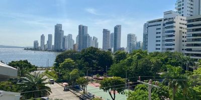 Vivir en Bocagrande: Más que un Destino Turístico

Un lugar que impresiona. Lo cojas por donde lo cojas, lo mires por donde lo mires. Sobre todo si lo haces desde las alturas, pues la forma de un ángulo recto siempre suele asociarse a la virtud, o al menos eso decía el escultor Eduardo Chillida. 

Así es Bocagrande, uno de los barrios más singulares de Cartagena de Indias. 

Apartamento dúplex totalmente y exquisitamente renovado, precisamente en el barrio Bocagrande, listo para disfrutarlo!

Principales características:
248 M2.
Dos parqueaderos.
Buena terraza balcón.
Sala y comedor con baño social.
Family con sala de televisión.
Cocina completa con excelentes y muy modernos equipos de cocina.
Lavandería completa.
Cuarto y baño de servicio.
Zona de labores
Dos Despensas.
Tres habitaciones completas cada uno con baño completo.
Estar de alcobas.
Balcón en cuarto principal.
Puerta entrada principal y un cuarto blindadas.
Pisos totalmente en mármol.