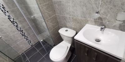 APARTAMENTO MUY BIEN UBICADO EN CONJUNTO CERRADO CON PARQUE INFANTIL, ZONAS VERDES, BBQ, BICICLETERO, SALÓN SOCIAL, PORTERÍA, PARQUEADERO COMUNAL, DE VISITANTES, AMPLIO E ILUMINADO; CON 2 CÓMODAS HABITACIONES, UN BAÑO, SALÓN COMEDOR, COCINA INTEGRAL, ZONA PARA LAVADORA. PARQUEADERO COMUNAL. CON ACABADOS DE ÚLTIMA GENERACIÓN, CLOSET, PUERTAS ENCHAPADO TOTAL MENTE, ENCORTINADO, CON LUZ LED DE 3 COLORES, TECHOS EN DRYWALL.