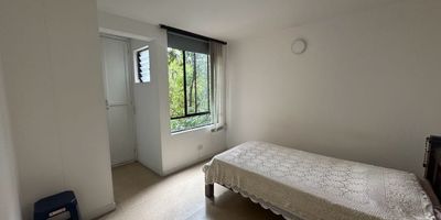 Apartamento con excelente ubicacion 84,5 mts  3 alcobas. 3 baños Sala comedor Cocina cerrada Apartamento original Un parqueadero Porteria 24 horas Juegos infantiles, balcon Cerca al colegio Teresiano Sector OTRAPARTE Cerca a la avenida las Vegas Sector plano muy tranquilo.