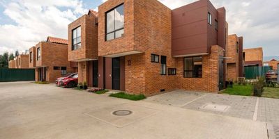 Ofrecemos para la venta  una espectacular casa para estrenar  en en Cajicá, Cundinamarca. Con un diseño moderno y acogedor, la casa cuenta con dos pisos bien distribuidos y tres habitaciones que son ideales para familias que buscan comodidad y espacio. 

La propiedad no está amoblada, permitiendo que la personalices a tu estilo y necesidades. Además, dispone de dos parqueaderos en línea, lo cual es un plus considerando la ubicación. Disfruta de la tranquilidad de vivir en una zona alejada del bullicio de la ciudad, pero cerca de todo lo necesario para tu día a día.El conjunto contara con piscina y zonas húmedas.

No pierdas esta oportunidad. ¡Pide tu visita ya!