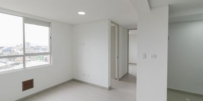 Ubicado en el corazón de la ciudad, este lindo apartamento de 2 habitaciones y 1 baño, con una superficie de 30.81 metros cuadrados, destaca por su buena distribución, aprovechando al máximo cada espacio. Su ubicación estratégica permite un fácil acceso a estaciones de Transmilenio, centros comerciales y la tradicional Plaza de Paloquemao. El conjunto residencial ofrece una variedad de comodidades, entre las que se incluyen: gimnasio, zona de lavandería comunal, cancha multiusos, amplias zonas verdes, parque infantil, área para mascotas, bicicleteros, salón social y espacio de coworking. Además, cuenta con ascensor inteligente y vigilancia 24 horas, lo que proporciona seguridad y confort en todo momento. Aunque no dispone de parqueadero asignado, el conjunto cuenta con parqueaderos comunales, los cuales se distribuyen mediante un sorteo cada 6 meses. El valor del apartamento incluye la administración.