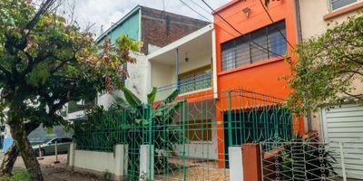 Casa excelente ubicación  de dos pisos ,amplia  diseño clásico ,consta de sala comedor ,4 habitaciones , 3 baños,   cocina integral  tipo americano , zona de oficios ,patio , piscina, terraza con zona bbq,