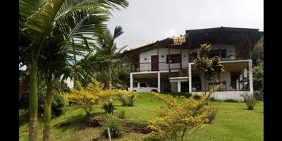 ¡Finca Cafetera en Venta en Risaralda, Caldas! ?☕

Descubre esta encantadora finca en la vereda Quiebra de Varillas (San Lorenzo), un paraíso caficultor con 3 hectáreas en producción de café (9.000 plantas) y plátano (900 plantas). Ideal para quienes buscan invertir en el campo y disfrutar de un entorno natural único.

? Dos Viviendas en Una: La casa de dos plantas ofrece espacios independientes. En el primer nivel, encontrarás 3 habitaciones, cocina y baño. En el segundo, 2 habitaciones, cocina, baño y una espectacular terraza-mirador con vistas hasta Manizales.

? Naturaleza y Comodidad: Disfruta de un entorno rodeado de árboles frutales, zona campestre y un acceso pavimentado que facilita la movilidad. Además, cuenta con agua, electricidad y zona para camping.

? Ubicación Privilegiada: Un lugar ideal para el descanso o la producción agrícola, con una vista panorámica inigualable de la región.

¡Haz de esta finca tu hogar o inversión perfecta! Contáctanos para más información y agenda una visita. ??


