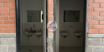 Se arrienda bodega en Rionegro, sector EL PORVENIR, Antioquia. Esta propiedad de 277 m² de área construida y privada, se encuentra en un solo nivel, ofreciendo un espacio funcional para diversas operaciones comerciales o de almacenamiento. Cuenta con 1 baño y dispone de vigilancia, aportando un entorno seguro. Su ubicación en AV BDG VEREDA CHACHAFRUTO es estratégica. Canon de arriendo: $5.700.000. Si desea conocer este inmueble en Rionegro, contáctenos por WhatsApp, use la opción "quiero que me contacten" o vea nuestros teléfonos.