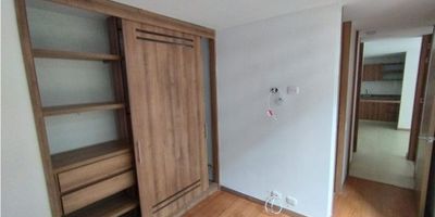 Se vende especacular apartamento en Baja Suiza. Consta de 2 alcobas, 2 baños, sala comedor, balcon, cocina semi integral, zona de ropas, pisos en ceramica y madera flotante, muy iluminado, en conjunto cerrado con porteria 24 horas, garaje, salon social, piscina y canchas de juegos. Muy bien ubicado en zona segura, con facil acceso vehicular y excelente acceso a transporte publico. 
