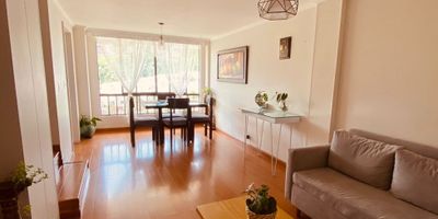 ? Apartamento en Venta en Palermo, Manizales

? Comodidad y Ubicación Exclusiva
Ubicado en un conjunto cerrado en Palermo, este apartamento de 90 m² ofrece espacios amplios, excelente iluminación y una distribución funcional en una de las zonas más exclusivas de la ciudad.

? Características del Inmueble


 3 habitaciones con armarios empotrados.
 3 baños (incluye baño en habitación principal y baño auxiliar).
 Cocina integral, comedor auxiliar y zona de ropas.
 Parqueadero descubierto.


? Comodidades y Beneficios


 Piso laminado y cerámica/mármol.
 Calentador a gas y excelente distribución.
 Portería y recepción con seguridad.
 Urbanización cerrada con zonas deportivas.


? Entorno y Accesibilidad
Cerca de: centros comerciales, colegios, universidades y centros médicos.
Fácil acceso a transporte público.

? ¡Hazlo tuyo hoy mismo! Contáctanos para más información.


