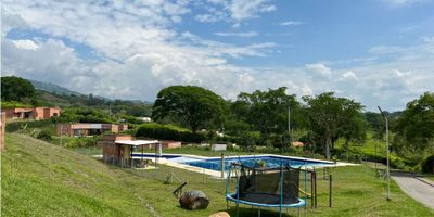 ?️ ¡Lote en Venta en Km 46, Vía Manizales - Medellín!

Aprovecha esta increíble oportunidad de adquirir un lote ubicado en un conjunto cerrado en la vía que conecta Manizales con Medellín. Ideal para aquellos que buscan un lugar tranquilo y rodeado de naturaleza, con todas las comodidades de una urbanización moderna.

? Espacio Generoso: Con un área de terreno de 1.370 m², este lote ofrece un amplio espacio para construir la casa de tus sueños o desarrollar un proyecto inmobiliario en un entorno campestre y sereno.

? Comodidades del Conjunto: El lote se encuentra en una urbanización cerrada que cuenta con portería y recepción, asegurando un entorno seguro y controlado. Las zonas verdes y deportivas, incluyendo canchas de baloncesto y fútbol, brindan espacios ideales para el entretenimiento y la actividad física.

? Instalaciones Recreativas: Disfruta de una piscina, zona húmeda y jacuzzi, perfectos para relajarse y disfrutar del tiempo libre. El salón social y la bahía de parqueo para visitantes añaden comodidad y facilidades para recibir a amigos y familiares.

? Servicios Esenciales: El conjunto cuenta con planta eléctrica y reserva de agua, garantizando suministro continuo y confiable. Además, posee un pozo de agua natural, asegurando acceso a agua de excelente calidad.

? Entorno Natural: Ubicado en una zona campestre, el lote ofrece un ambiente tranquilo y lleno de naturaleza, perfecto para aquellos que buscan escapar del bullicio de la ciudad sin renunciar a las comodidades modernas.

¡No pierdas la oportunidad de adquirir este lote en un lugar estratégico y con excelentes comodidades! Contáctanos hoy mismo para más información y para programar una visita.



¡Contáctanos ahora para más detalles y agenda tu visita!
