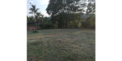 ?️ ¡Se Vende Lote en Conjunto Cerrado en Km 41, Manizales!

Descubre la oportunidad de construir la casa de tus sueños en este amplio lote ubicado en Km 41. Ideal para aquellos que buscan un estilo de vida campestre con todas las comodidades de una urbanización cerrada.

? Espacios Generosos:

Con un área de 1500 m², este lote ofrece un espacio generoso para diseñar y construir tu hogar perfecto, rodeado de naturaleza y tranquilidad.

? Características del Lote:


 Vista Panorámica: Disfruta de impresionantes vistas panorámicas del entorno natural, perfectas para relajarte y desconectar.
 Árboles Frutales: El lote cuenta con árboles frutales, proporcionando un toque especial y sostenible a tu futura casa.
 Urbanización Cerrada: Ubicado en una urbanización cerrada que garantiza privacidad, seguridad y un ambiente exclusivo.
 Zona Campestre: Perfecto para quienes buscan un ambiente tranquilo y relajado, ideal para vivir en armonía con la naturaleza.
 Zonas Verdes: Rodeado de amplias zonas verdes, ideales para disfrutar de actividades al aire libre y momentos de esparcimiento.


? Ubicación y Acceso:


 Acceso Pavimentado: Fácil acceso por vías pavimentadas, facilitando la llegada y salida de tu nuevo hogar.
 Entorno Natural: Situado en una zona rural, pero con la cercanía necesaria para acceder a servicios básicos y urbanos cuando lo necesites.


¡No pierdas la oportunidad de adquirir este espectacular lote en el Km 41 y construir la casa campestre de tus sueños en un entorno natural y exclusivo! Contáctanos hoy mismo para más información y para programar una visita.


 

