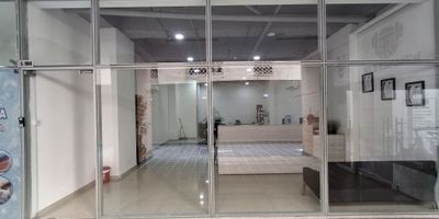 Descubre este exclusivo LOCAL ubicado en una zona privilegiada. Con 75.5 metros cuadrados, cuenta con 1 espacios amplios y luminosos, perfectos para adaptar a tus necesidades. Además, dispone de 1 baño y 2 parqueaderos para mayor comodidad. Su diseño moderno, grandes ventanales y elegante lo convierten en el lugar ideal para tu negocio. No pierdas la oportunidad de invertir en este inmueble único. ¡Contáctanos para más información!