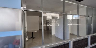 Descubre este exclusivo LOCAL ubicado en una zona privilegiada. Con 57 metros cuadrados, cuenta con 1 espacios amplios y luminosos, perfectos para adaptar a tus necesidades. Además, dispone de 1 baño y 1 parqueaderos para mayor comodidad. Su diseño moderno, grandes ventanales y elegante lo convierten en el lugar ideal para tu negocio. No pierdas la oportunidad de invertir en este inmueble único. ¡Contáctanos para más información!