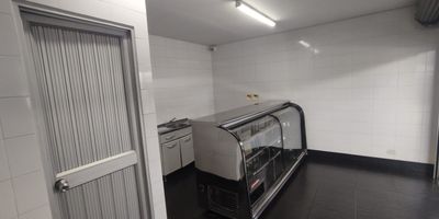 En Alberto Alvarez tenemos el local ideal que estas buscando, cuenta con una excelente ubicacion en una de las vias mas transitadas de la ciudad de Medellin, rodeado de gran comercio en el todo el sector y gran variedad de empresas. tiene un area de 21 metros cuadrados y tiene su bano privado.
No te quedes con las ganas de conocerlo y contacta a uno de nuestros  asesores que con mucho gusto te atenderan.