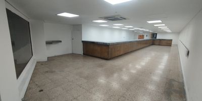 Se arrienda local en Medellin, Este local se encuentra ubicado en el corazon del centro de la ciudad, en uno de los sectores mas tradicionales y comerciales de Medellin. Su ubicacion estrategica, a pocos pasos del Parque Berrio y con facil acceso desde la Avenida Oriental, garantiza un flujo constante de peatones y compradores. Rodeado de almacenes, entidades bancarias, estaciones del metro, restaurantes y comercios de todo tipo, este punto es ideal para posicionar tu negocio en una zona con alta visibilidad y trafico. Es una excelente oportunidad para invertir en uno de los corredores comerciales mas activos de la ciudad. No dejes pasar esta oportunidad! Comunicate con nosotros y con gusto te brindaremos mas informacion.