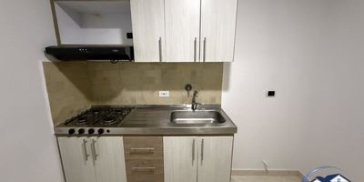 Apartaestudio en arriendo en Envigado, barrio El Portal. Este inmueble de 40 m² ofrece 1 habitación y 1 baño, ubicado en el piso 1. Una ventaja destacada es que el canon de $2.000.000 ya incluye todos los servicios. La propiedad cuenta con vigilancia, proporcionando un entorno seguro. Situado en la zona de Alcalá, en un estrato 3 de Envigado, Antioquia. Ideal para quienes buscan confort y practicidad en una ubicación accesible. Para conocer este apartaestudio o agendar una visita, puede usar las opciones de WhatsApp, quiero que me contacten o ver teléfonos.