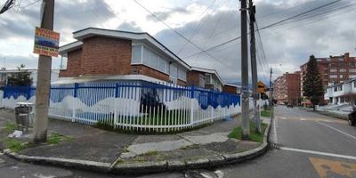 Encantadora casa en Puente Largo, ideal para disfrutar en familia. Ubicada en un sector residencial con excelente acceso a vías principales como la Av. Suba, Calle 116, Transversal 56 y Av. Córdoba. A pocos minutos de la estación de TransMilenio Puente Largo y rodeada de zonas verdes. Cuenta con amplios espacios, sala-comedor, tres alcobas con baño privado, cocina integral a gas natural, patio interior, piscina y buenos acabados. La distribución es funcional y brinda comodidad en cada ambiente. Excelente oportunidad para vivir en una zona tranquila, segura y con alta valorización. Cualquier información adicional contáctenos al número 3143647952 o al correo electróni-co  maritza.suarezinmobiliariabogota.com. El equipo de Inmobiliaria Bogotá está comprometi-do a brindar una experiencia de vida excepcional para nuestros clientes desde el momento en que se unen a nuestra comunidad.