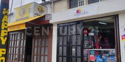 Se Vende Casa de dos niveles en Villa Luz, de 155M2 , excelente ubicación a  media cuadra del sector comercial de Villa Luz, cuenta con dos locales actualmente rentando, luz trifásica , cuenta con tres habitaciones con closet, tres baños, cocina semi integral, sala comedor, patio interior,  tiene opción para  dejar un local y garaje, excelente ubicación y cómodas vías de acceso