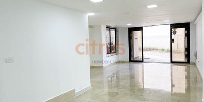 El local para venta se encuentra ubicado en la ciudad de Medellín, área construida de 56,9 m2, hay un baño, el local cuenta con una cocina equipada y gas domiciliario, hay acceso pavimentado, transporte público cercano, y se encuentra rodeado por una zona comercial, durante 30 años se uso para restaurante. Valor administración $422.000, avalúo catastral de $322.037.000, predial anual $2.488.321. esta actualmente rentando 4.000.000 y contrato a 2 años