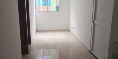 Apartamento en venta en Rionegro, Antioquia, ubicado en el barrio RIONEGRO, sector Villa Camila. Este inmueble de 50 m², situado en el primer piso, ofrece 3 habitaciones y 1 baño. Dispone de sala comedor, cocina sencilla y zona de ropas, ideal para una vida práctica. Con 12 años de antigüedad, el edificio cuenta con vigilancia, aportando seguridad a sus residentes. Una opción atractiva para quienes buscan un apartamento funcional en Rionegro. ¿Le gustaría conocer este inmueble? Contáctenos por WhatsApp, vea nuestros teléfonos o solicite que lo contactemos.