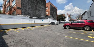 Lote en Venta en Chicó Navarra de 470m2 para desarrollar. Ubicación estratégica con múltiples usos: comercial  y residencial. Ubicación estratégica: una de las zonas más exclusivas y de mayor crecimiento residencial y comercial en Bogotá. La zona experimenta una alta demanda, lo que asegura un retorno de inversión sólido y a corto plazo. Acceso privilegiado a las principales vías de la ciudad y diversas opciones de transporte público. Rodeado de centros empresariales, universidades, restaurantes de moda y zonas de esparcimiento. Ideal para constructores o inversionistas. ¡Gran oportunidad para proyectos de alto impacto en una zona en constante crecimiento!