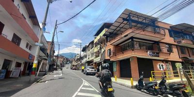 Esta ocasión te presentamos este local con excelente ubicación para ingresar vas a tener un acceso con escalas descansadas un local nuevo para estrenar con una excelente terraza ideal para ubicar tu negocio y un espacio de habitación para almacenamiento o ubicación de vitrinas con su respectivo baño el local cuenta con una terraza y tiene un techo corredizo el cual te sirve para días muy soleados tener a tus clientes bajo la sombra o un día fresco puedes correr el techo y así brindarle mayor plenitud a tus clientes está cerca de rutas de transporte de colegios de unidades del D1 y de Iglesias para mayor información yo ni Bedoya 318 377 2859