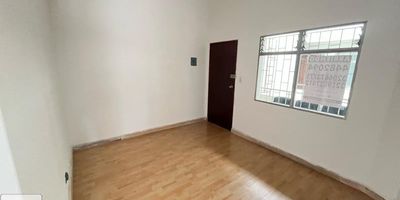 Oficina en arriendo en Caldas, Antioquia. Ubicada en el primer piso del barrio CALDAS, este espacio de 15 m² ofrece un ambiente funcional para su negocio. Cuenta con un baño y es ideal para profesionales o pequeñas empresas que buscan un lugar estratégico. El edificio dispone de vigilancia, brindando mayor tranquilidad. Disfrute de la conveniencia de esta ubicación en Caldas, Antioquia. Canon de arriendo: $740.000. Para más detalles o coordinar una visita, puede contactarnos por WhatsApp, solicitar que le contactemos o ver nuestros números de teléfono.