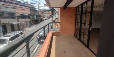 Inmobiliaria protegerte presenta el siguiente local el cual está ubicado en segundo piso buen acceso sur sa de transportes colegios el D1 zona residencial y comercial cerca de unidades  para iniciar su negocio cuenta con un balcón en el amplio donde puedes ubicar mesas y decoración tu respectivo negocio ,  al  interior tenemos una espacio ambiente grande , puedes ubicar tu negocio iniciar tu oportunidad emprendimiento cuenta con dos baños privados cometidas  para la red de gas , con la red de gas si la persona necesita la red de gas y si no que haga ubicar el contador y si no necesita red de gas se renta sin red de gas