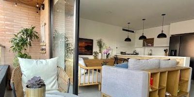 Moderno apartamento en venta sector Laureles, cerca al Mall de laureles, éxitos, cerca a la bomba de los almendros, excelentes rutas de transporte, sector residencial, tranquilo, a la vez cercano a sector comercial, hoteles, iglesias, colegios. Código Abad APA7548, SIMI 585-27852, asesor Mauricio Correa con celular 312 757 8505.