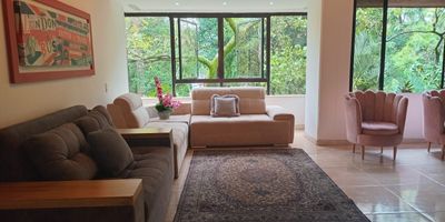 Apartamento en venta en unidad cerrada ubicada en un sector de fácil acceso a vías principales, rutas de transporte público y servicios complementarios del sector.  cuenta con piso en porcelanato, sala y comedor independientes, estudio, estar de tv, 3 alcobas con baño, closet y vestier en la principal, baño social, cocina integral abierta, cuarto útil, zona de ropas y parqueaderos lineales e independientes cubiertos. Conjunto cerrado con ascensor, cuenta con vigilancia y portería 12 horas, citofonía y circuito cerrado de tv.    Inmueble sujeto a verificación de disponibilidad.