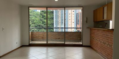 Apartamento para venta en unidad cerrada, ubicda en un sector de gran desarrollo urbanistico, cerca a multiples servicios complementarios y fácil acceso a via principal con conexión a rutas de transporte público. Cuenta con piso en porcelanato, sala comedor, estar de tv, 3 alcobas con closet y baño en la principal, baño social, cocina integral abierta tipo americano, cuarto útil, zona de ropas, balcón y parqueadero independiente cubierto. Conjunto cerrado con ascensor y zonas sociales muy completas que incluyen  piscina, salón social, sauna, turco, parques infantiles, zonas verdes, vigilancia y porteria 24 horas, citofonia y circuito cerrado tv.     Inmueble sujeto a verificación de disponibilidad.
