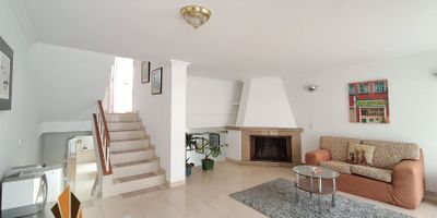 Casa en Venta en La Calleja, Usaquén.

Espaciosa y bien ubicada.

Descubre esta hermosa casa de 168,81 m² con 3 habitaciones, 2 baños, estudio, habitación de servicio con medio baño y un acogedor ático con escalera. Su cocina integral se complementa con una amplia sala-comedor con chimenea y excelente iluminación natural. Cuenta con zona de ropas, zona de TV, red de gas y calentador a gas. Además, dispone de 2 parqueaderos (uno cubierto con acceso directo a la casa) y un cuarto útil. Ubicada sobre vía principal, cerca de parques, Carulla Santa Bárbara, Transmilenio Prado y Clínica Reina Sofía, con fácil acceso por la Av. Carrera 19, Calle 127 y Autopista Norte.

El conjunto ofrece portería 24 horas, circuito cerrado de TV y citófono. ¡No dejes pasar esta oportunidad! Contáctanos. 1