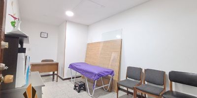 Oficina en venta en Chapinero. 

Ubicación estratégica en zona comercial.

Excelente oficina de 12.74 m² con altura de 2.40 metros, ideal para tu negocio. Con un espectacular precio de venta!! Ubicada en una zona comercial con acceso a una red eléctrica de aproximadamente 120 KVA y servicio de parqueadero en el exterior del edificio. Dispone de puerta vidriera y portería 24 horas para mayor seguridad. Cercana a la Iglesia de Lourdes, Transmilenio Calle 63 y Universidad La Salle, con fáciles accesos por la Carrera 13, Calle 63 y Carrera Séptima.

 ¡No dejes pasar esta oportunidad! Contáctanos. 3