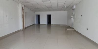 Buscas local en arriendo en Dosquebradas? Tenemos esta excelente opcion disponible local en arriendo el cual se encuentra en una ubicacion estrategica, cerca de la Avenida Simon Bolivar y muy cerca de la Rosa, en Dosquebradas. Es un espacio ideal para diversas actividades comerciales debido a su accesibilidad y alto flujo de personas. La zona es bastante concurrida, lo que asegura visibilidad y potencial de clientes. El local cuenta con una distribucion amplia, adecuada para la instalacion de oficinas, comercios minoristas o servicios. Ademas, su cercania con vias principales facilita el acceso desde diferentes puntos de la ciudad, no esperes mas comunicate con nosotros.