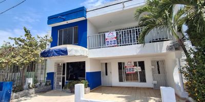 Descubre esta casa duplex multifamiliar en venta de 232 metros cuadrados distribuida de la siguiente forma:

• Apartamento nivel 1 consta de hall alcobas, 4 habitaciones, 3 baños, terraza patio, sala comedor, cocina y 2 cajas de aire.
• Apartamento nivel 2 cuenta con entrada independiente, hall alcobas, 3 habitaciones, 2 baños, balcón, terraza amplia, sala comedor, cocina. 
• Apartaestudio con sala comedor, cocina, 1 habitación, 1 baño y área de labores.

No pierdas la oportunidad de adquirir esta joya inmobiliaria por $530,000,000. ¡Haz de esta casa tu nuevo hogar de ensueño!