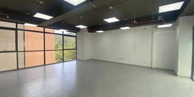 Oficina en arriendo en edificio empresarial, el cual tiene una ubicacion muy estrategica sobre via principal con facil entrada y salida, conexion a rutas de transporte publico y cercania a multiples servicios complementarios. Cuenta con Piso en porcelanato, 1 espacio, baño privado, cocineta, cableado de red, aire acondicionado central y parqueadero independiente cubierto. El edificio cuenta con ascensor, vigilancia y porteria 24 horas, citofonia, circuito cerrado de tv, parking visitantes sin costo, bahía de parqueo, auditorio, baños comunales.     Inmueble sujeto a verificación de disponibilidad.