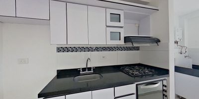 El conjunto cuenta con salón social, piscina, gimnasio, zona de mascotas, parque infantil, campo de minigolf, placa polideportiva, cancha de futbol sintética, zona BBQ y vigilancia privada las 24 horas. Cerca a centro comercial Puerta del Norte.

Cerca de almacenes de cadena como Tiendas D1, Tiendas Ara, Éxito, Pintuco; cerca a colegio Nazaret de Bello; cerca a universidad Politécnico Colombiano Jaime Isaza Cadavid Sede Niquia; cerca a estación del metro Niquía; Vías de acceso por la Autopista Norte y Diagonal 50A.

 
