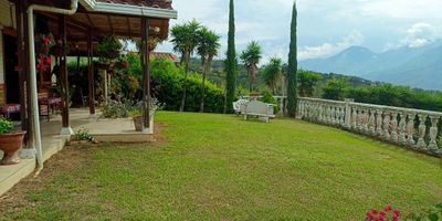 Se vende casa prefabricada en un amplio lote de 1.100 metros cuadrados, ideal para quienes buscan tranquilidad y contacto con la naturaleza. La casa cuenta con tres alcobas, cocina y un baño. El acceso es por placa huella, a un kilómetro de la vía principal, y la propiedad se encuentra frente a materiales Elmo o a 8 kilómetros de la estación Zeus. Disfruta de un entorno natural y tranquilo, con vecinos amigables y un bosque nativo en la parte trasera. La propiedad ofrece una excelente vista panorámica.