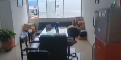 ¡Oficina en Venta en el Centro de Manizales! ?✨

Ubicada en el corazón de la ciudad, esta oficina de 30 m² es perfecta para emprendedores y profesionales que buscan un espacio funcional y bien ubicado.

Comodidades y Servicios: Cuenta con baño privado, parqueadero y administración que incluye servicio de agua y energía. Además, disfruta de una excelente iluminación y una vista panorámica.

Seguridad y Accesibilidad: El edificio ofrece vigilancia y ascensor, brindando comodidad y tranquilidad en tu jornada laboral.

Ubicación Estratégica: En el centro de Manizales, con fácil acceso a bancos, comercios y transporte público. Ideal para potenciar tu negocio en una zona de alta actividad comercial.

¡Haz de esta oficina tu nuevo espacio de trabajo! Contáctanos para más información y agenda una visita. ??


